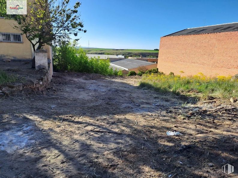 Land for sale at Polígono industrial El Cerro, Segovia, 40006 with house, plant, sky, window, road surface, land lot, tree, natural landscape, asphalt and neighbourhood around