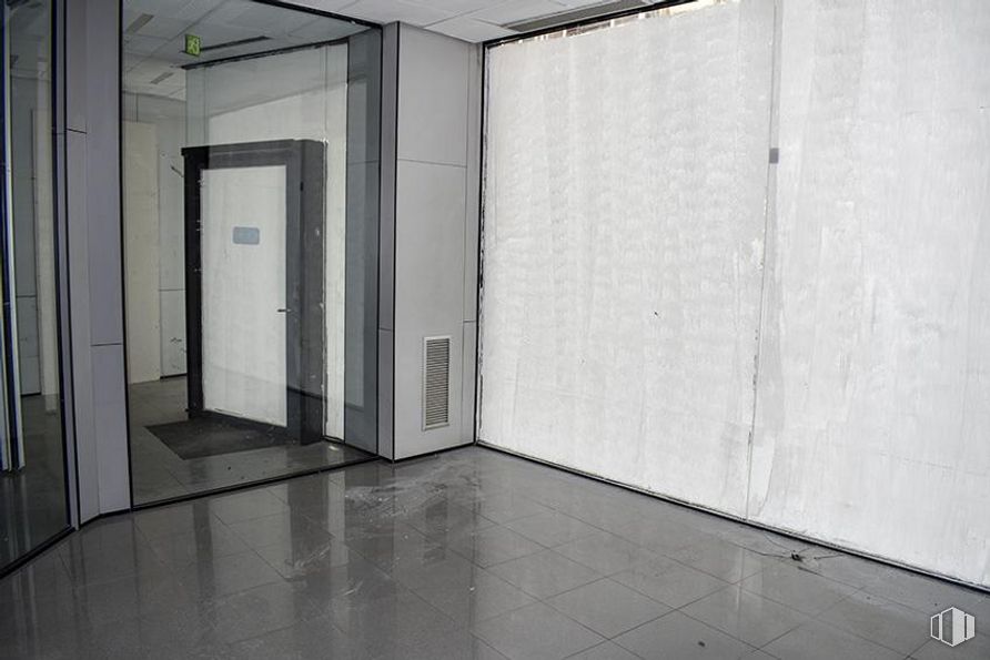 Retail for sale & for rent at Calle Nuestra Señora de Sonsoles, Ávila, 05003 with fixture, building, floor, flooring, rectangle, tints and shades, hall, glass, door and ceiling around