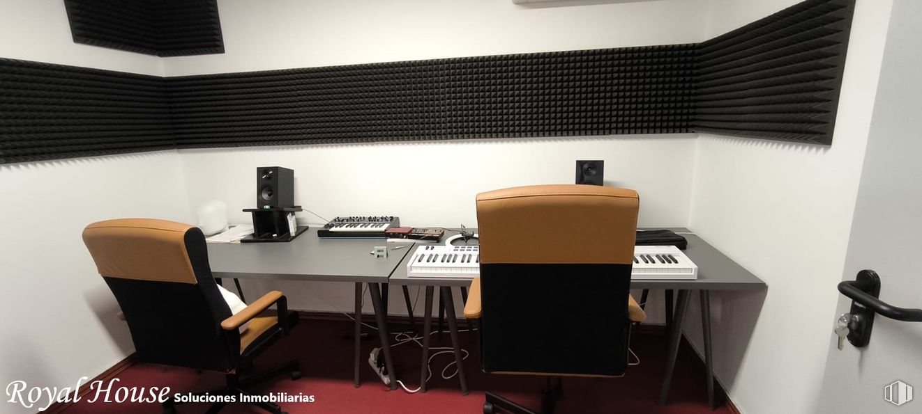 Local en venta en Calle Madroños, Collado Villalba, Madrid, 28400 con silla, dispositivo electrónico, mueble, equipo de audio, escritorio, periféricos, escritorio del ordenador, equipos de oficina, estudio y instrumento musical electrónico alrededor