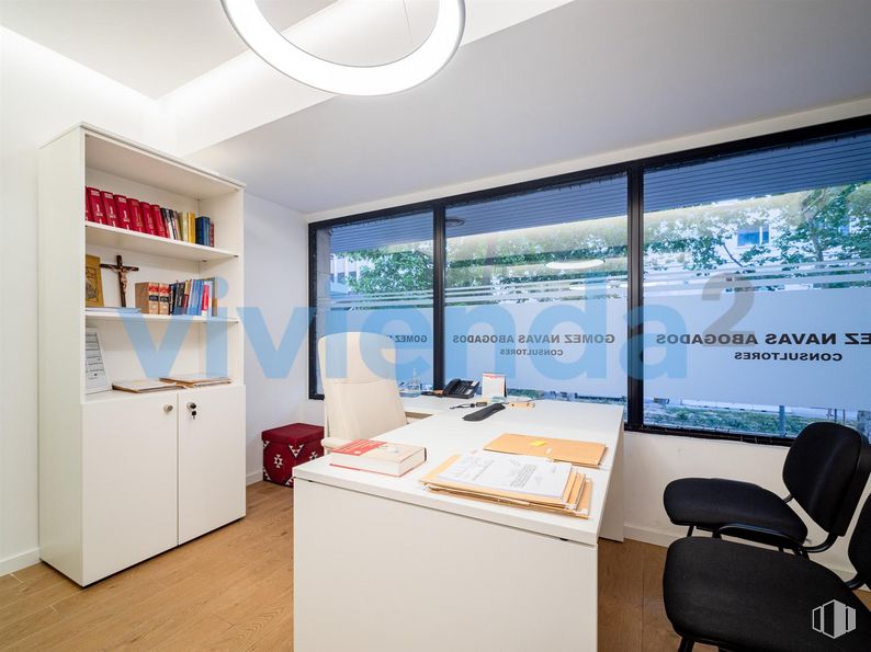 Oficina en venta en Plaza José Moreno Villa, Moncloa - Aravaca, Madrid, 28008 con silla, lámpara, escritorio, alumbrado, mueble, propiedad, edificio, ventana, accesorio y interiorismo alrededor