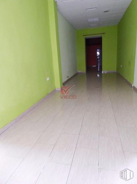 Retail for sale at Zona Centro, Cuenca, 16003 with door, wood, hall, fixture, flooring, floor, wall, line, paint and tile flooring around