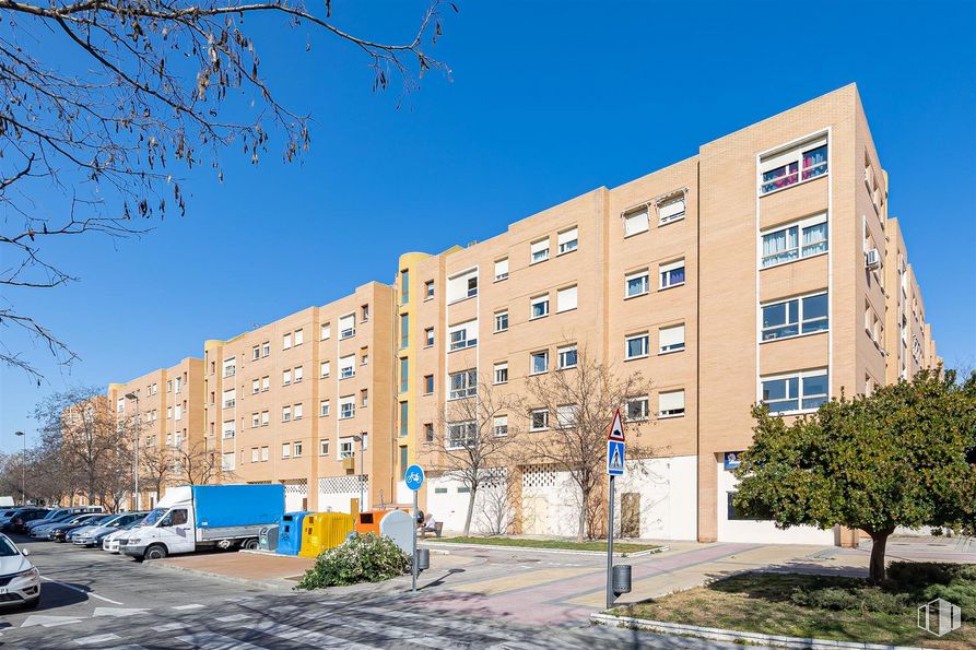 Local en alquiler en Calle Estocolmo, 122, Alcorcón, Madrid, 28922 con edificio, camión, cielo, durante el día, propiedad, rueda, ventana, planta, neumático y infraestructura alrededor