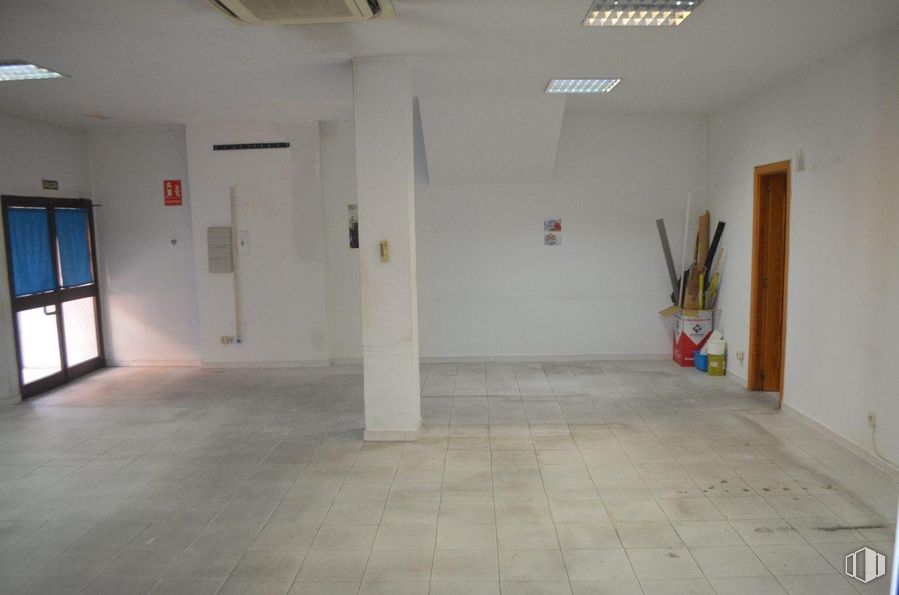 Retail for rent at Zona Estación, Las Rozas de Madrid, Madrid, 28230 with door, fixture, interior design, wood, flooring, floor, ceiling, paint, event and hall around