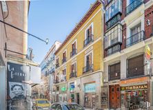 Retail for sale & for rent at Calle Príncipe, Centro, Madrid, 28012 with car, building, window, sky, daytime, vehicle, wheel, vehicle registration plate, urban design and wall around