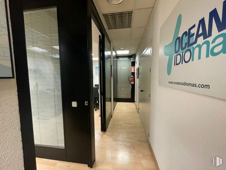 Oficina en venta en Zona Gaztambide, Chamberí, Madrid, 28015 con edificio, accesorio, puerta, suelos, techo, aluminio, vidrio, evento, madera y transparencia alrededor