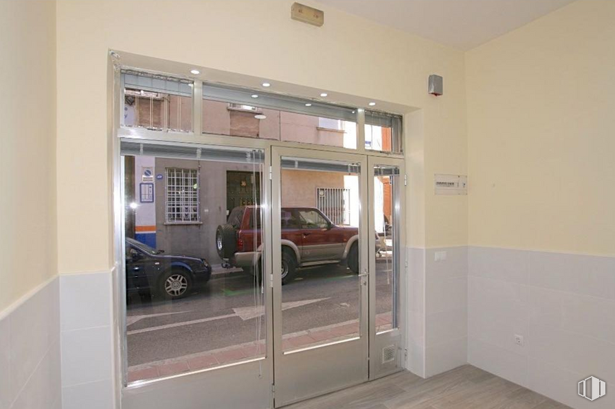 Local en venta en Calle San Leopoldo, 25, Tetuán, Madrid, 28029 con coche, puerta, edificio, rueda, accesorio, vehículo, neumático, madera, hall y ventana alrededor