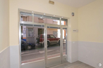 Retail for sale at Calle San Leopoldo, 25, Tetuán, Madrid, 28029 with car, door, building, wheel, fixture, vehicle, tire, wood, hall and window around