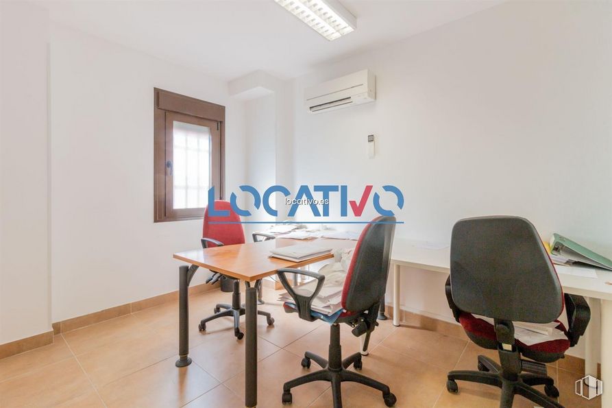 Oficina en alquiler y venta en Zona Centro, Galapagar, Madrid, 28260 con silla, escritorio, ventana, lámpara, alumbrado, mesa, propiedad, mueble, edificio y silla de oficina alrededor