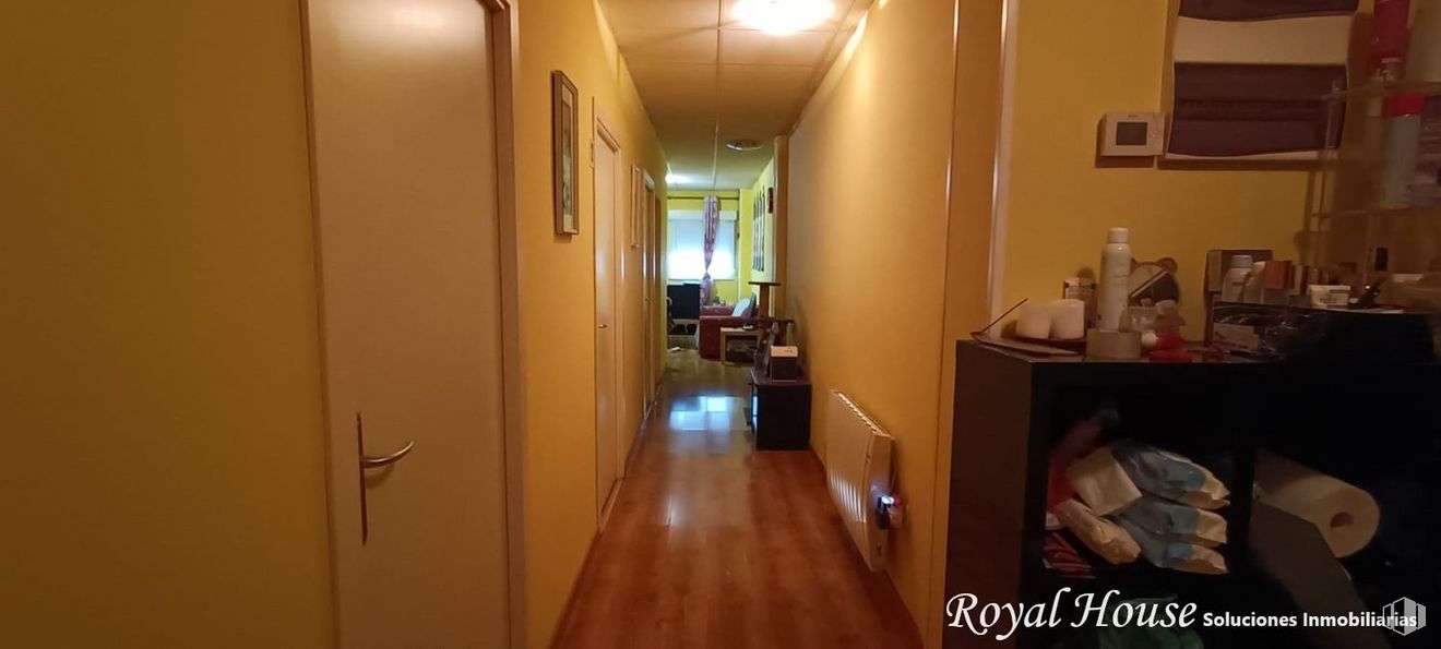 Local en venta en Calle Playa Samil, Collado Villalba, Madrid, 28400 con puerta, edificio, accesorio, silla, madera, suelos, madera dura, techo, casa y habitación alrededor