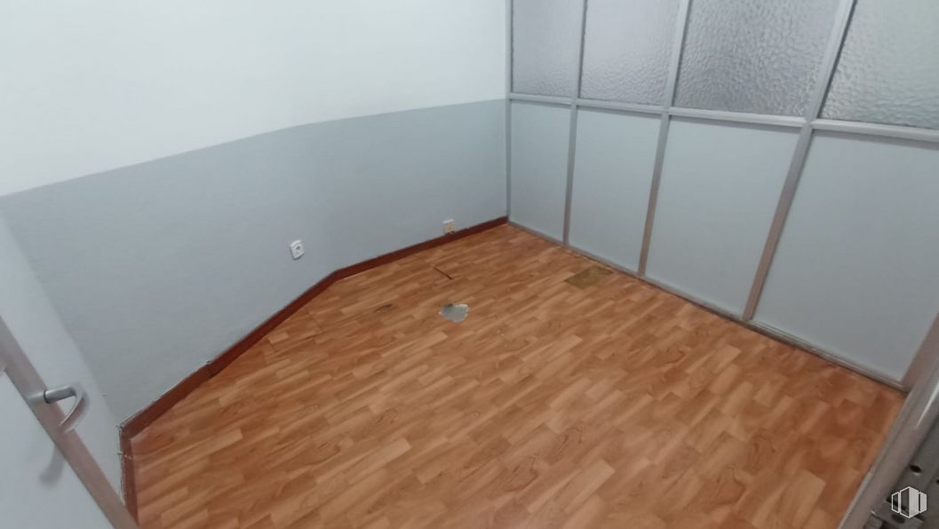 Oficina en alquiler en Calle Alcalá, San Blas - Canillejas, Madrid, 28022 con marrón, madera, accesorio, suelo, rectángulo, suelos, tinte para madera, material compuesto, madera dura y suelo laminado alrededor