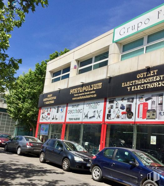 Office for rent at Vía Complutense, Alcalá de Henares, Madrid, 28805 with car, wheel, tire, automotive parking light, land vehicle, vehicle, sky, property, motor vehicle and window around