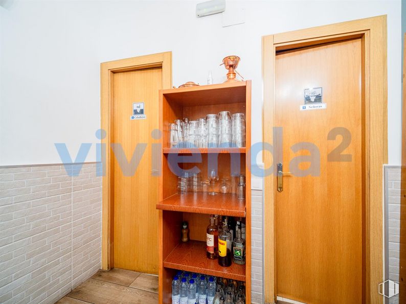 Local en venta en Calle Pedro Heredia, Salamanca, Madrid, 28028 con puerta, ebanistería, edificio, estante, madera, accesorio, casa, cerrojo muerto, botella y estantería alrededor