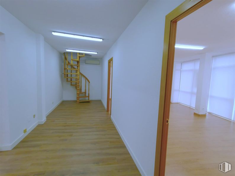 Office for rent at Calle Gran Vía, 28, Majadahonda, Madrid, 28220 with light fixture, lighting, flooring, floor, wall, wood, wood flooring, ceiling, interior design and laminate flooring around