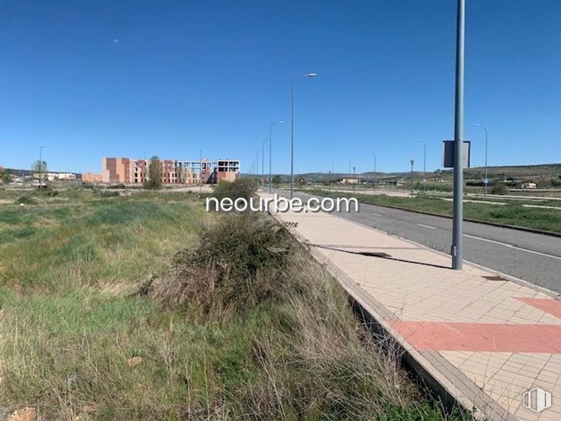 Suelo en venta en Zona Rompidas Viejas, Ávila, 05002 con luz de la calle, cielo, planta, edificio, lote de terreno, superficie de la carretera, hierba, zona residencial, vía pública y asfalto alrededor