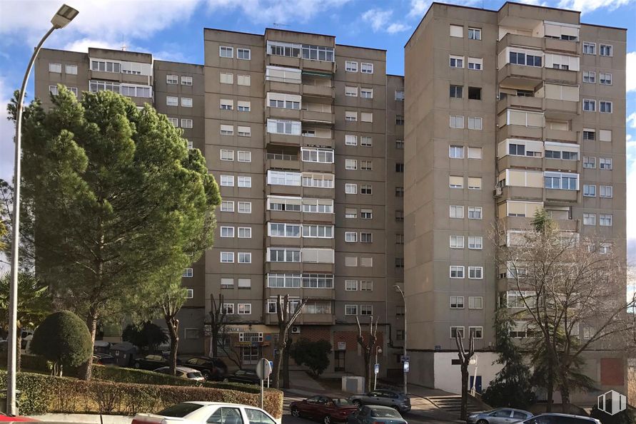 Retail for sale at Travesía Nuevo Alamín, Guadalajara, 19005 with car, building, wheel, cloud, sky, property, daytime, window, infrastructure and vehicle around