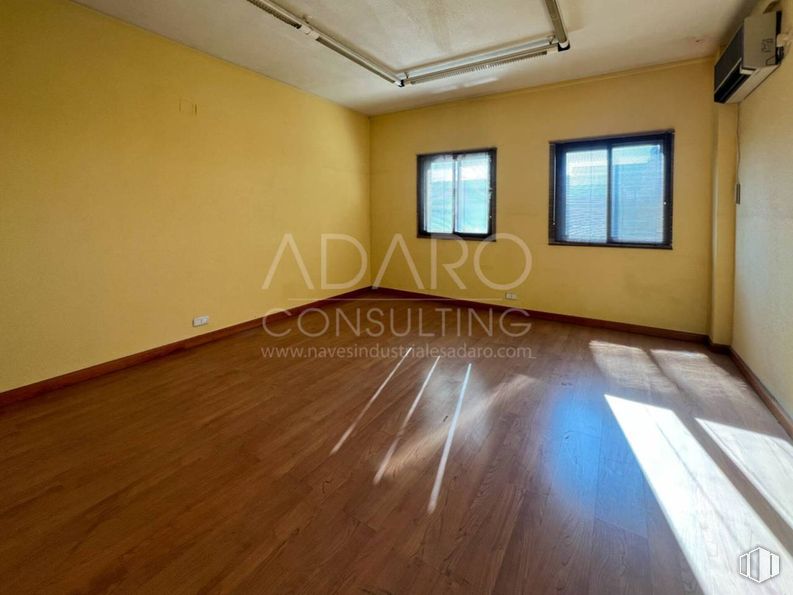 Industrial for sale at Calle Bell, Getafe, Madrid, 28906 with window, flooring, floor, wood flooring, wood stain, hardwood, laminate flooring, plywood, tile flooring and cleanliness around