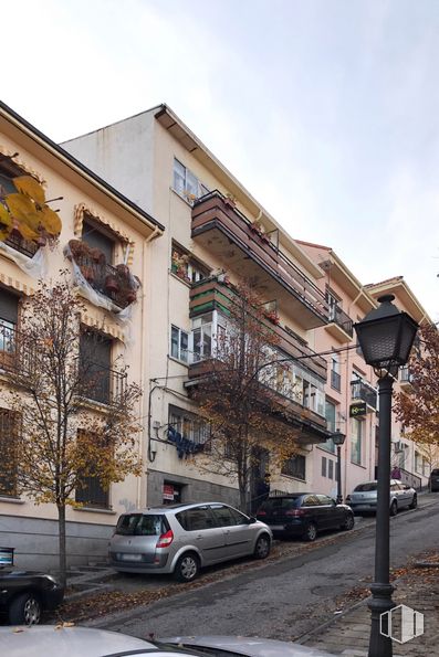 Retail for sale & for rent at Calle Cañada Nueva, 43, San Lorenzo de El Escorial, Madrid, 28200 with car, building, window, wheel, tire, land vehicle, sky, vehicle, cloud and tree around