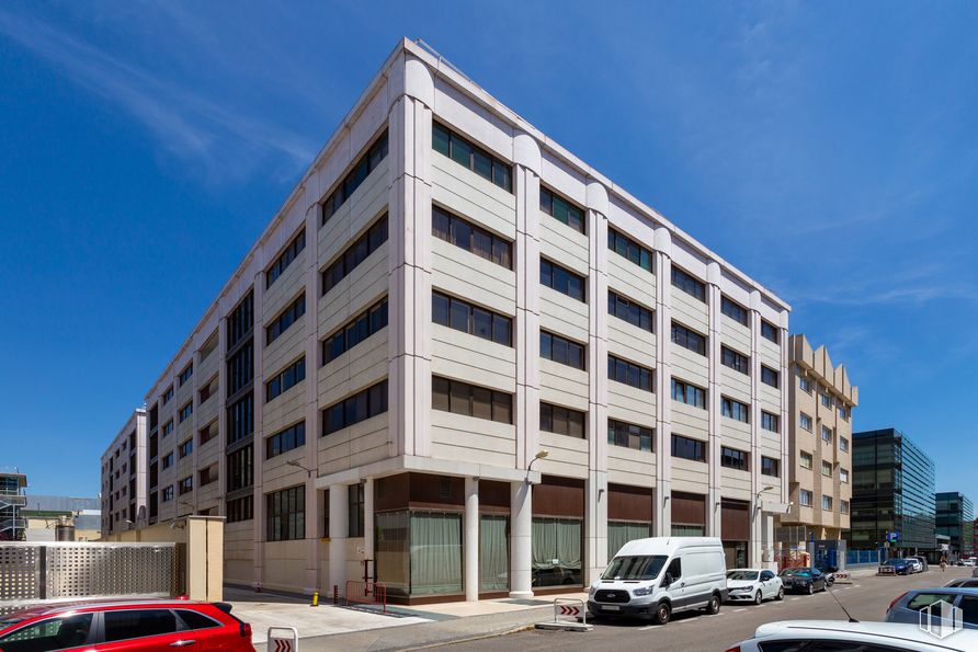 Office for rent at Calle Santa Leonor, San Blas - Canillejas, Madrid, 28037 with van, car, building, land vehicle, cloud, vehicle, sky, wheel, tire and window around