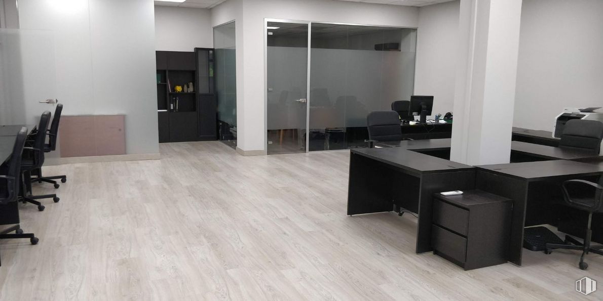 Office for sale & for rent at Zona Alto Jabonería, Las Rozas de Madrid, Madrid, 28230 with furniture, table, wood, building, hall, flooring, grey, living room, floor and desk around