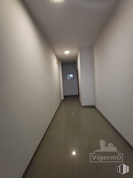 Local en alquiler y venta en Zona Centro, Torrejón de Ardoz, Madrid, 28850 con edificio, accesorio, puerta, casa, madera, suelos, techo, simetría, material compuesto y hormigón alrededor