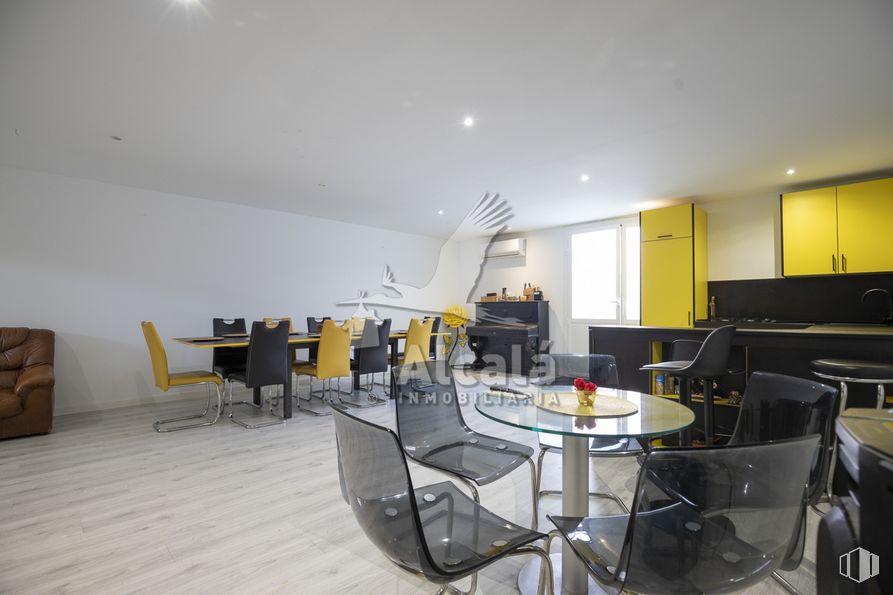 Nave en alquiler en Calle Jaén, Alcalá de Henares, Madrid, 28804 con silla, mesa, mueble, edificio, suelos, techo, mesa de cocina y comedor, espacio, caja de envío y evento alrededor