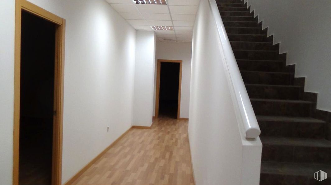 Office for rent at Avenida General Villalba, Toledo, 45003 with door, building, wood, interior design, architecture, flooring, hall, floor, house and stairs around