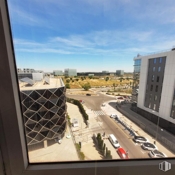 Office for sale & for rent at Calle María Tubau, Fuencarral - El Pardo, Madrid, 28050 with sky, cloud, building, window, condominium, tower block, car, urban design, vehicle and residential area around