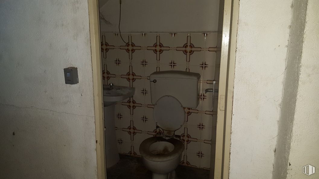 Retail for sale at Calle General Cuesta, 6, Talavera de la Reina, Toledo, 45600 with toilet, sink, plumbing fixture, bathroom, fixture, door, plumbing, toilet seat, gas and house around