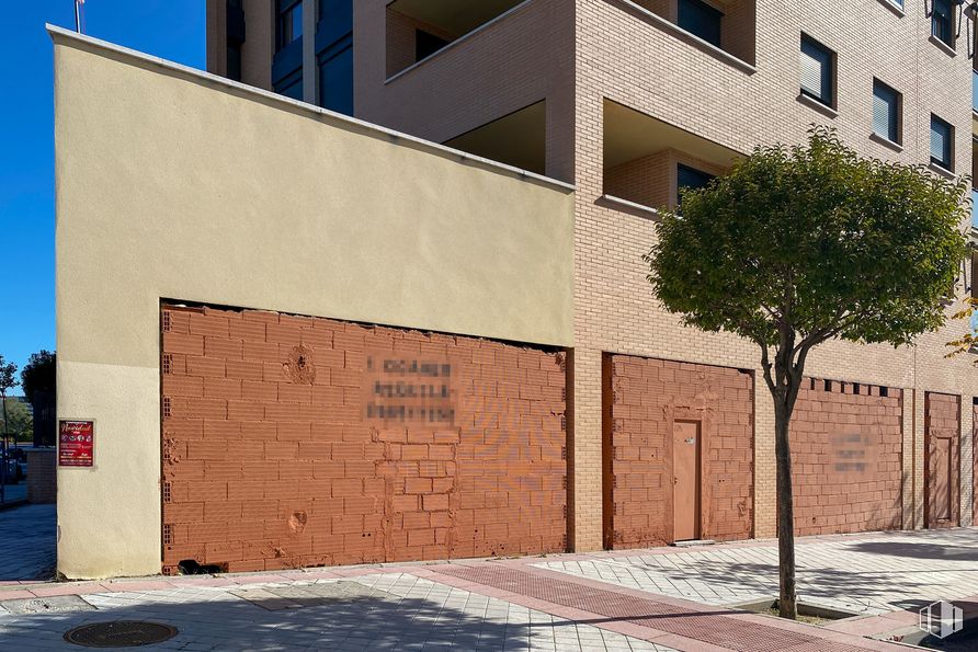 Retail for rent at Calle Institutos, 3, Fuenlabrada, Madrid, 28942 with building, property, window, shade, architecture, fixture, road surface, brickwork, wood and sky around