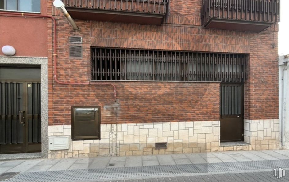 Retail for rent at Calle Benerisa, 17, Moncloa - Aravaca, Madrid, 28023 with door, window, wall, brick, brickwork, facade, brown, composite material, iron and metal around