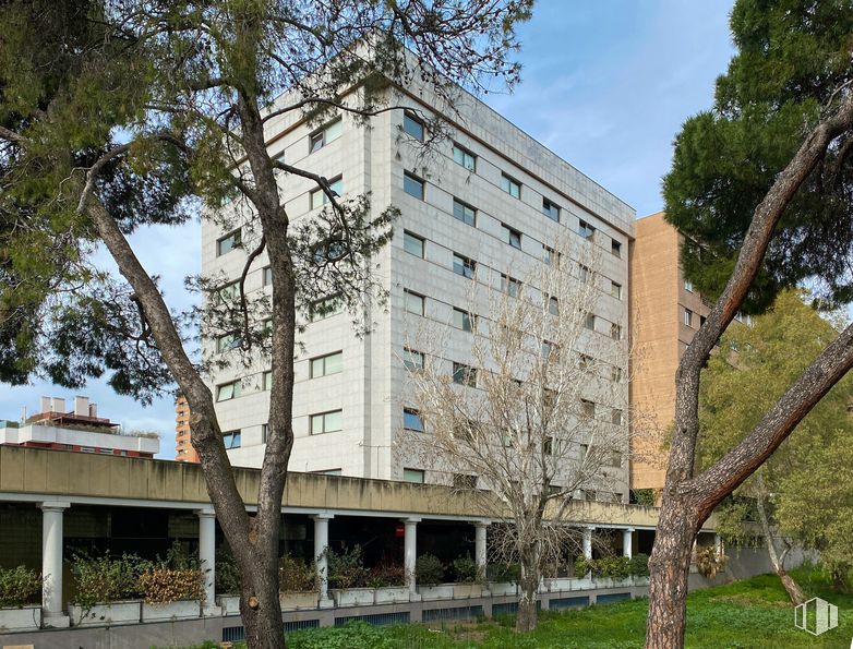 Oficina en venta en Calle López de Hoyos, 327, Hortaleza, Madrid, 28043 con edificio, tiempo de día, ventana, cielo, árbol, diseño urbano, bloque de pisos, condominio, vecindario y propiedad material alrededor