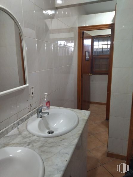 Local en venta en Carretera de Aranjuez, 35, Villaconejos, Madrid, 28360 con fregadero, espejo, grifo, accesorio de plomería, lavabo del baño, propiedad, edificio, baño, accesorio y madera alrededor