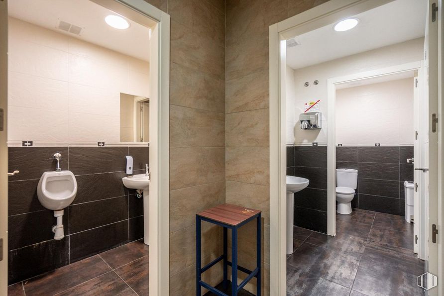 Retail for sale at Travesía de Federico García Lorca, 5, Mejorada del Campo, Madrid, 28840 with toilet, stool, wall, flooring, floor, toilet seat, plumbing fixture, door, bathroom and plumbing around