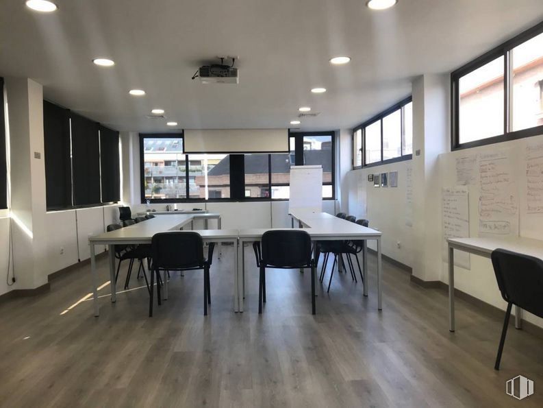 Oficina en alquiler en Calle Bueso Pineda, 7, Ciudad Lineal, Madrid, 28043 con silla, ventana, mueble, mesa, madera, diseño de interiores, pavimentos, piso, pasillo y sala de estar alrededor