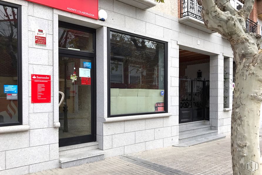 Retail for rent at Paseo Santa Teresa, 6, Navas del Rey, Madrid, 28695 with window, door, fixture, building, facade, sidewalk, city, house, street and glass around