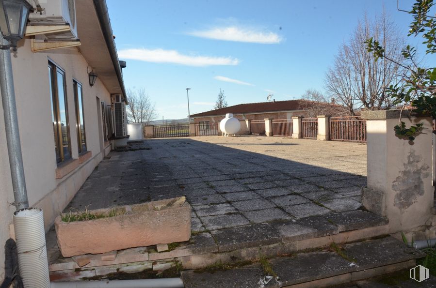 Retail for sale at Calle Bayona, 44, Boceguillas, Segovia, 40560 with window, sky, property, cloud, building, road surface, asphalt, tree, brickwork and wood around