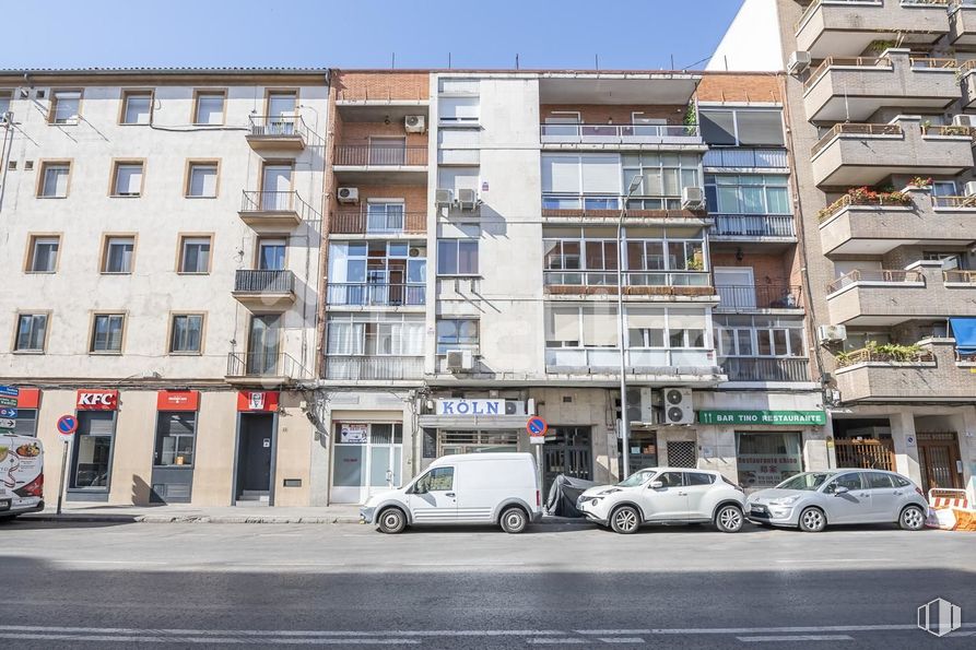 Retail for sale at Paseo Quince de Mayo, 3, Carabanchel, Madrid, 28019 with building, property, wheel, window, sky, car, tire, infrastructure, vehicle and urban design around