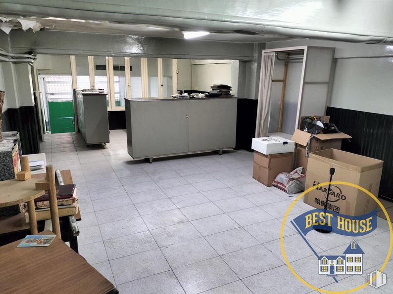 Retail for sale at Zona Centro, Cuenca, 16004 with cabinetry, furniture, flooring, floor, automotive design, building, table, real estate, wood and hardwood around