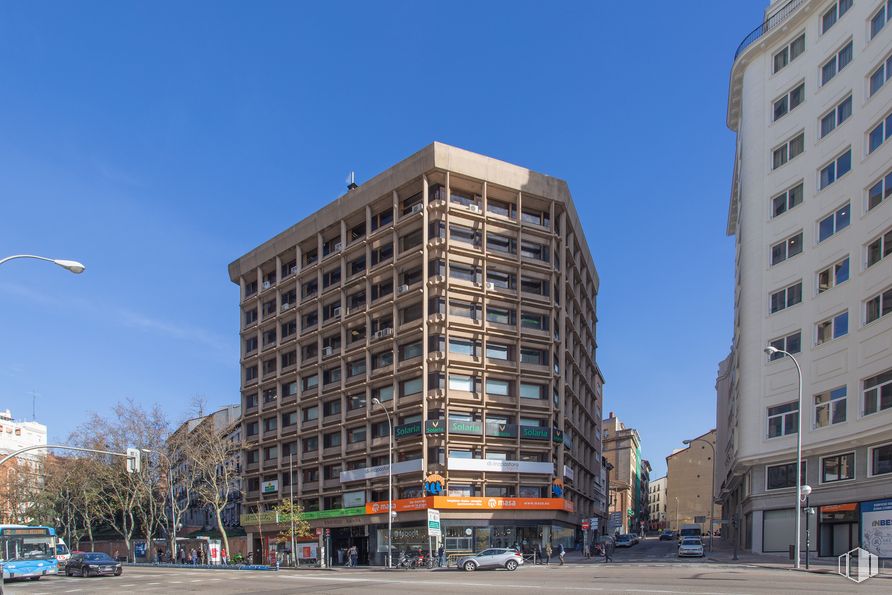 Oficina en alquiler y venta en Calle Princesa, Centro, Madrid, 28008 con edificio, cielo, ventana, luz de la calle, luz, diseño urbano, coche, bloque de pisos, condominio y zona residencial alrededor