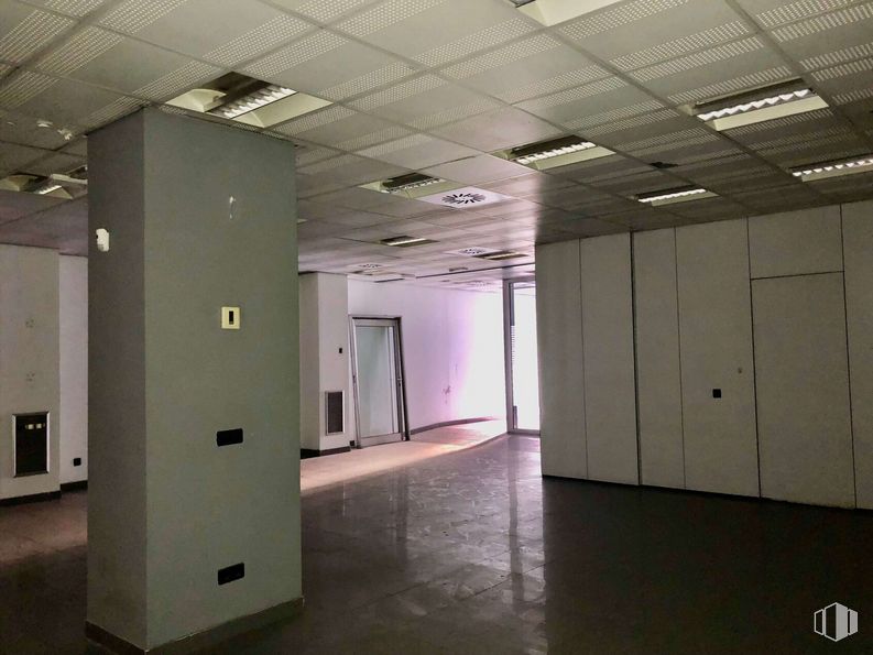 Local en venta en Paseo Santa María de la Cabeza, Arganzuela, Madrid, 28045 con puerta, ebanistería, accesorio, edificio, piso, pavimento, pasillo, propiedad material, techo y espacio alrededor