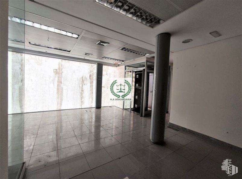 Retail for sale & for rent at Calle Mayor, Pedrezuela, Madrid, 28723 with building, interior design, floor, fixture, flooring, hall, tints and shades, ceiling, space and glass around