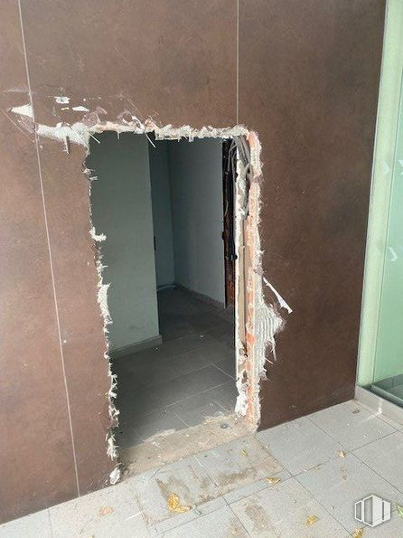 Retail for sale at Avenida Virgen Loreto, Torrejón de Ardoz, Madrid, 28850 with mirror, fixture, wood, door, composite material, brickwork, gas, tints and shades, building material and brick around