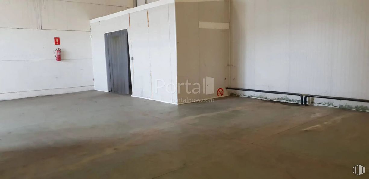 Industrial for sale at Calle Isaac Peral, Valdemoro, Madrid, 28341 with cabinetry, fixture, wood, flooring, floor, hardwood, building, door, composite material and hall around