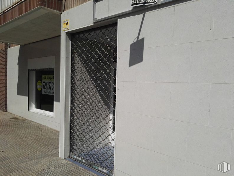 Retail for sale at Calle Honduras, 4, Coslada, Madrid, 28820 with grey, fixture, building, rectangle, composite material, road surface, facade, font, building material and gas around