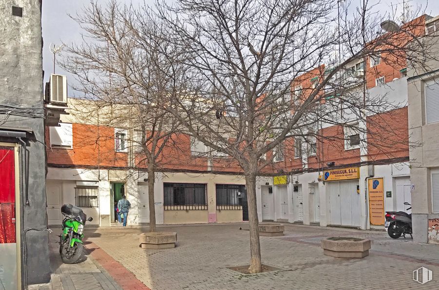 Local en venta en Avenida Betanzos, 42, Fuencarral - El Pardo, Madrid, 28029 con motocicleta, persona, edificio, ventana, neumático, rueda, superficie de la carretera, árbol, diseño urbano y barrio alrededor