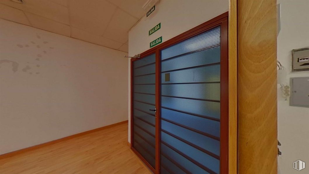 Oficina en alquiler en Calle Isabel Colbrand, Fuencarral - El Pardo, Madrid, 28050 con edificio, puerta, madera, accesorio, tinte para madera, pared, suelos, madera dura, barniz y casa alrededor