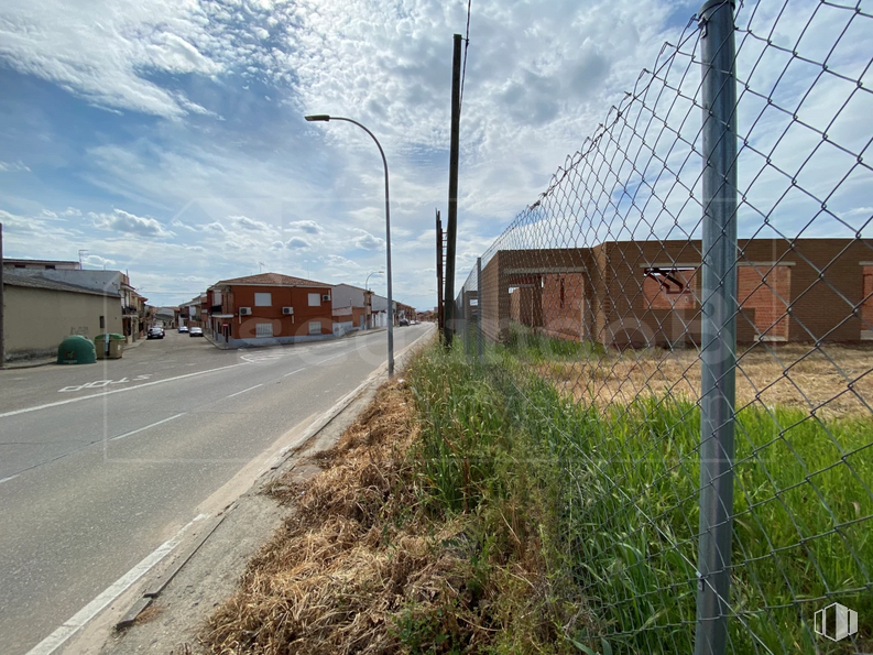 Land for sale at Zona Centro, Novés, Toledo, 45519 with street light, building, cloud, sky, plant, fence, land lot, road surface, asphalt and electricity around