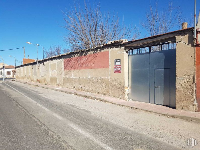 Land for sale at Carretera Desviación, 26, Corral de Almaguer, Toledo, 45880 with door, sky, street light, road surface, plant, asphalt, tree, tar, brick and facade around