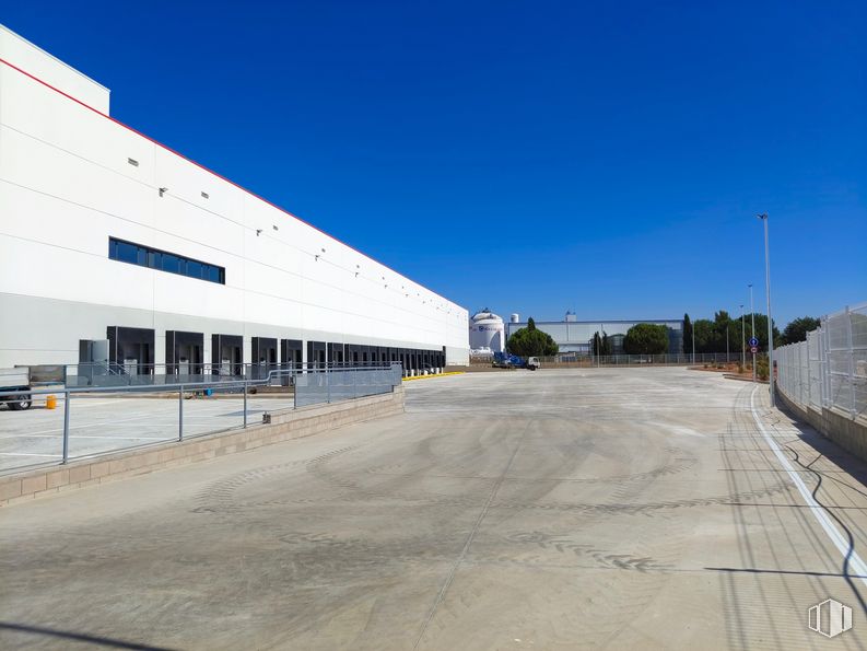 Nave en alquiler en Zona industrial, Alovera, Guadalajara, 19208 con edificio, ventana, cielo, asfalto, sombra, superficie de la carretera, carretera, material compuesto, fachada y paisaje alrededor