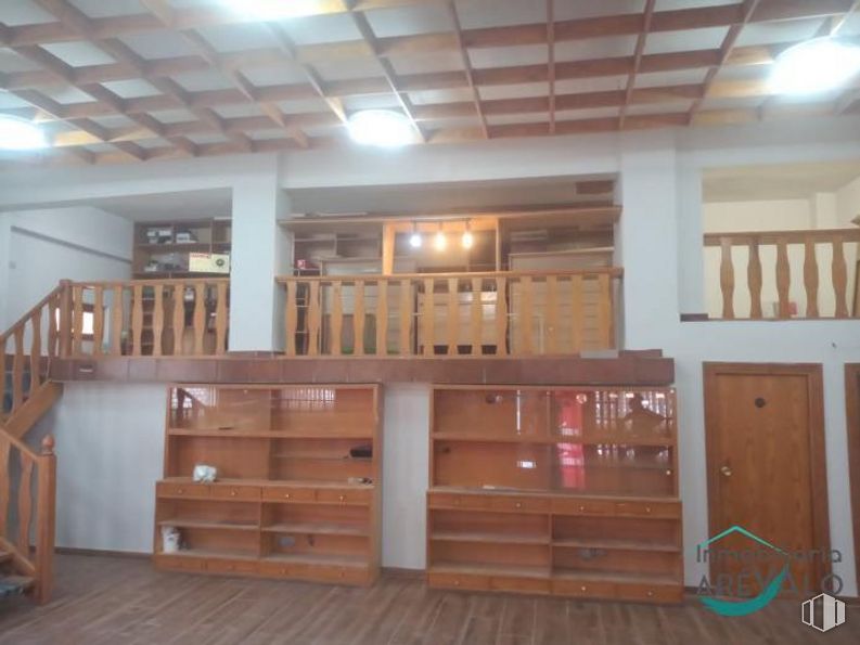 Local en alquiler y venta en Centro urbano, Arévalo, Ávila, 05200 con puerta, estantería, mueble, madera, interiorismo, suelos, suelo, tinte para madera, madera dura y barniz alrededor